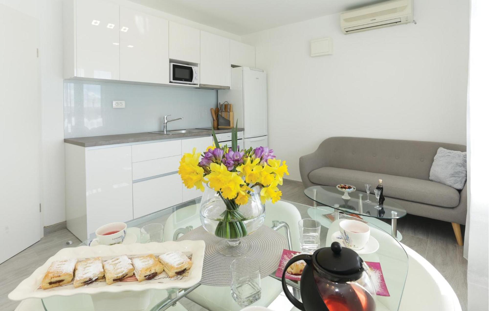 Cozy Apartment In Solin With Kitchen Zewnętrze zdjęcie